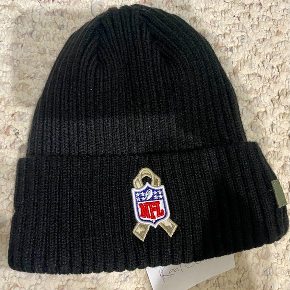 100% New Era 2020 Tampa Bay Buccaneers Salute To Service Knit Hat NFL Sport Cap - Picture 4 of 7